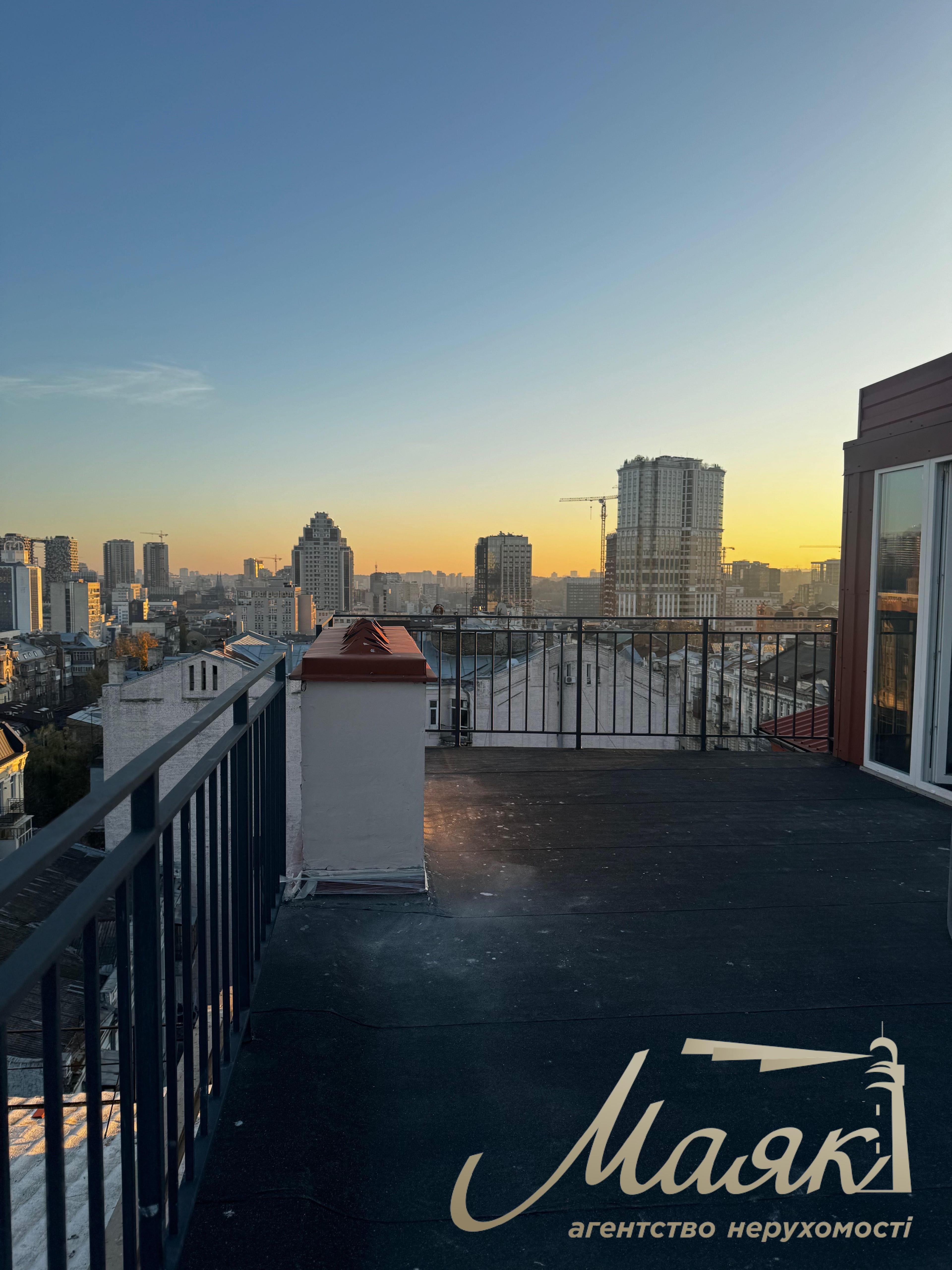 For sale penthouse with a terrace and a panorama of the center of Kiev, address: Antonovycha street 3A, area: 184 m² Pecherskiy district.