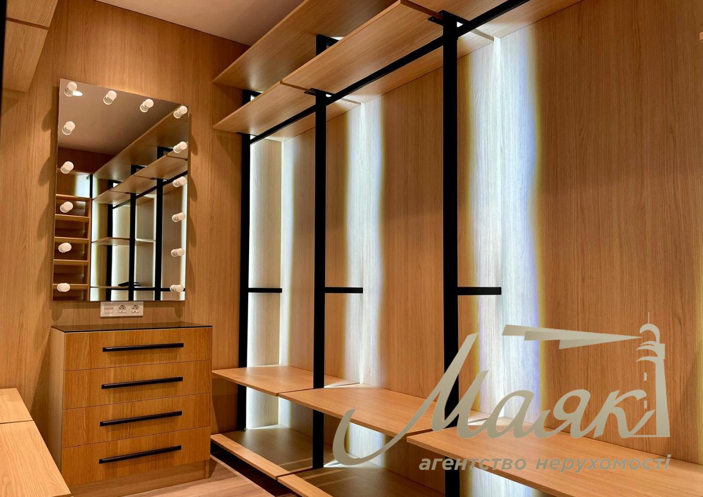 Продаж 4-кімнатної квартири 190м2 в ЖК "Новопечерські Липки" Адреса: вул. Верхогляда (Драгомирова) 15-А, Печерський район, Київ.