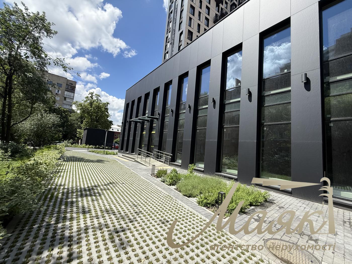 Оренда фасадного 110м2 приміщення ЖК Трініті вул. Тютюнника, 39/2