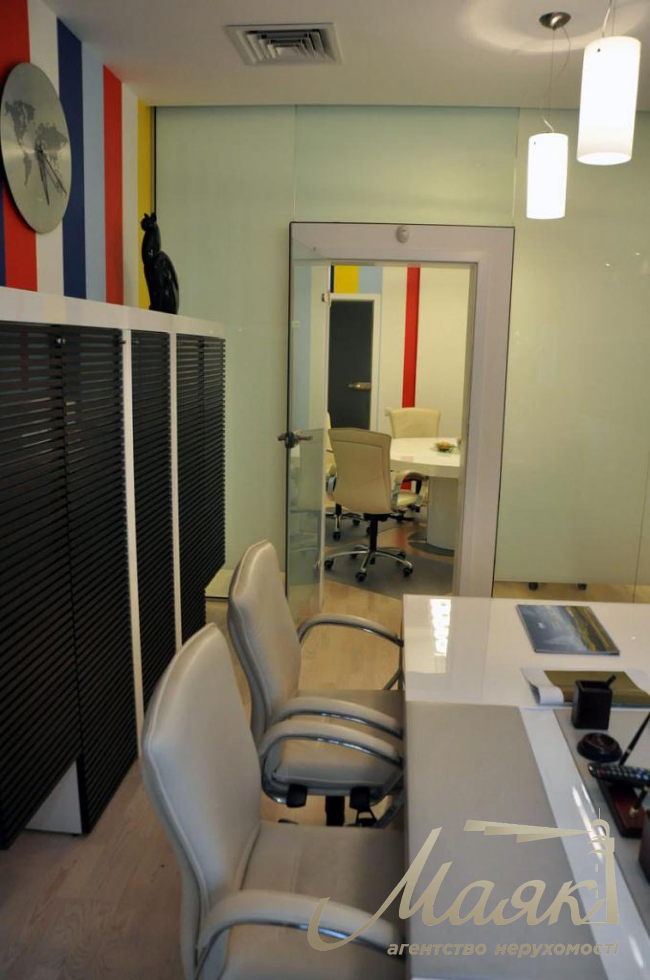 For sale is a respectable office of 178 sq.m. near Mariinsky Park on Grushevskogo Street 9A!