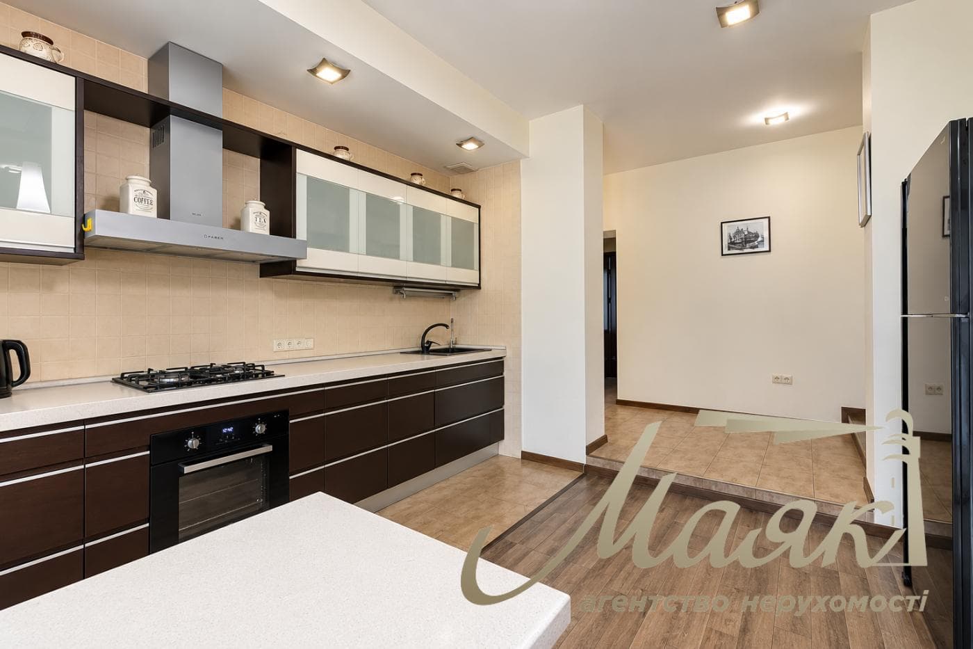 Оренда будинку площею 400 м² у с. Романків, 40 соток землі, басейн з підігрівом у КГ, закрита територія, Обухівський напрямок, Київська область