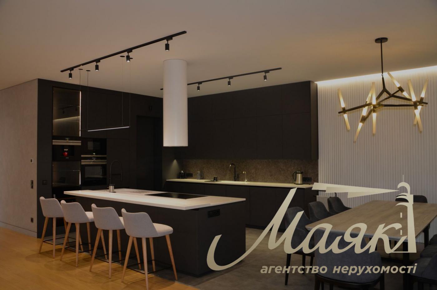 We offer for sale an elite one-storey house with exquisite designer repair, located in the cottage town KDT "Chernobylets" (Lake Mininka)