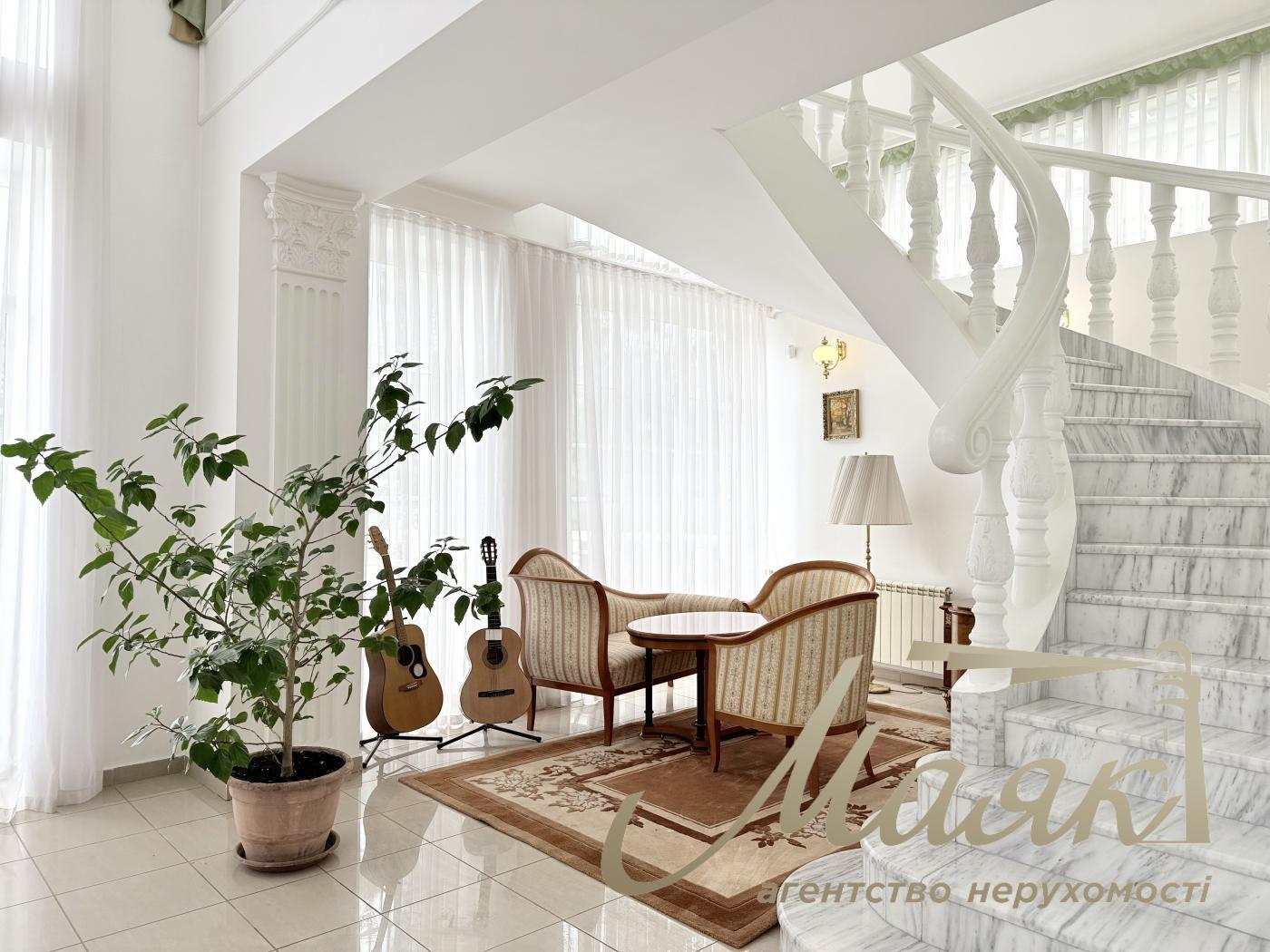 Rent 3-storey house 492,7m2, Lesniki