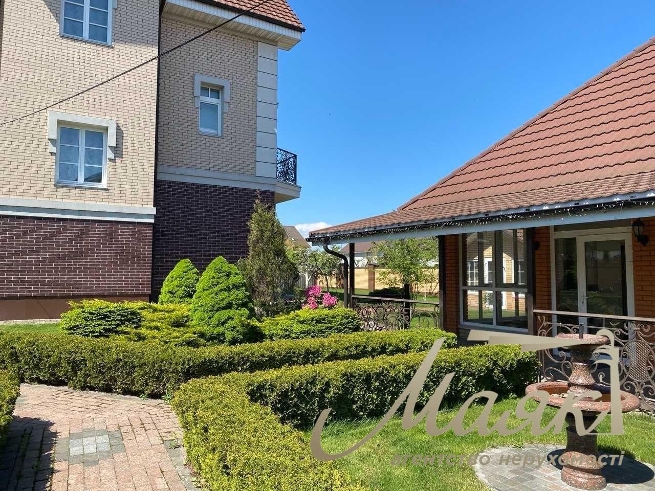 Продаж ексклюзивного триповерхового будинку площею 288 м² у житловому комплексі «Козя Спіна», Нові Петрівці, поруч із Межигір’ям, Вишгород