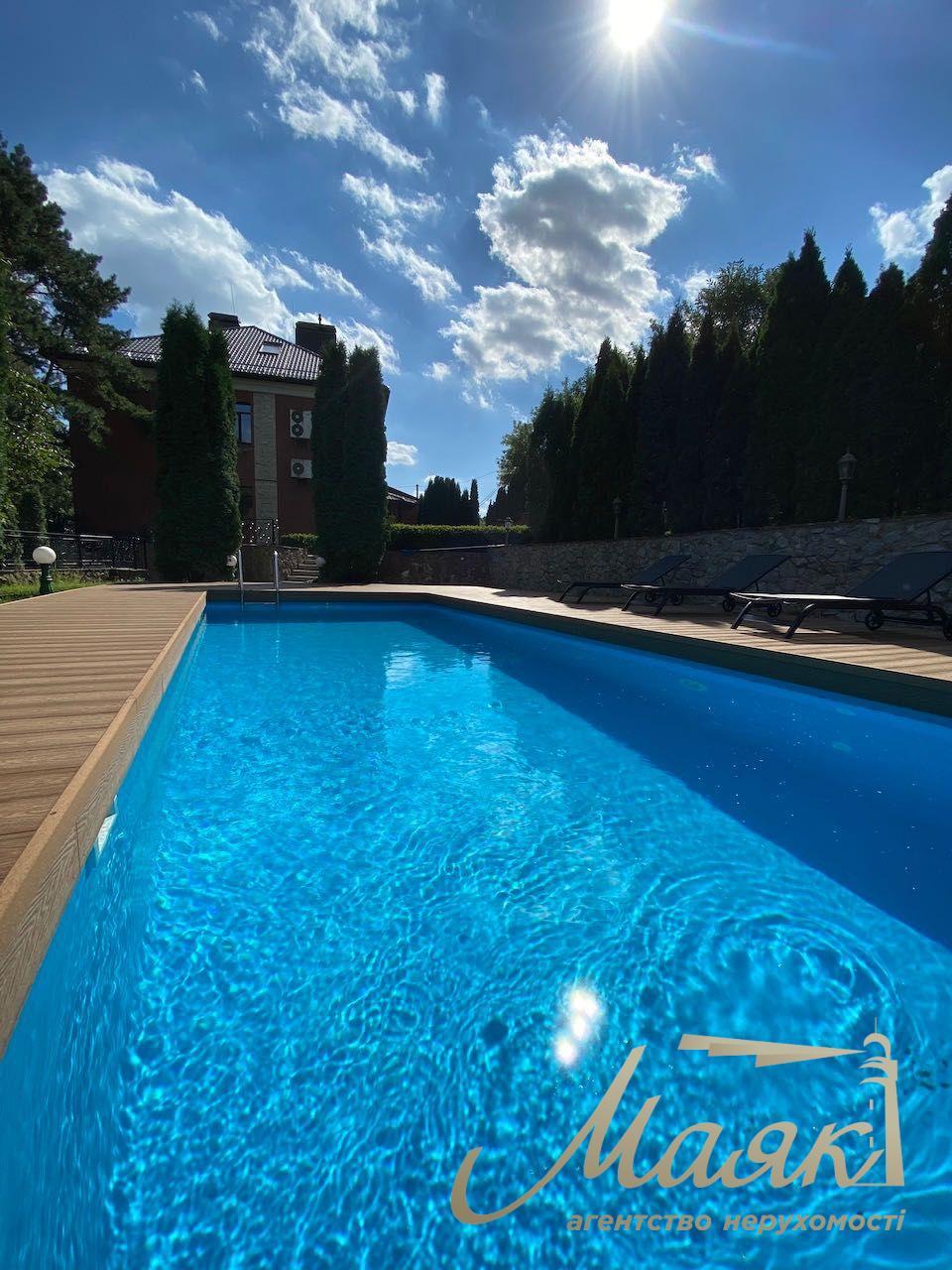 Оренда будинку з басейном у Лісниках, з приголомшливою ділянкою.
