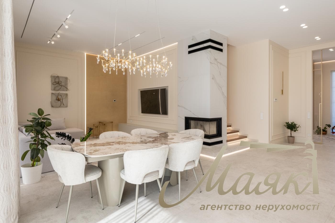 Продаж будинку площею 450 м² з басейном та гостьовим будинком у житловому комплексі «Хутір Ясний», Лесники