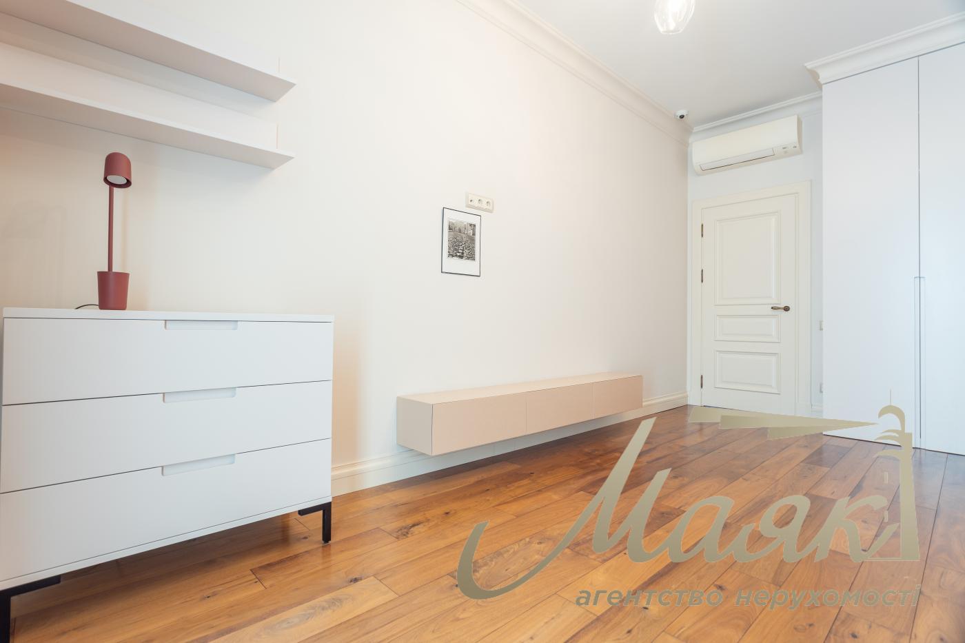 Sale 4k apartment with parking place in LCD Zverinetskyi, Pechersk, Kiev