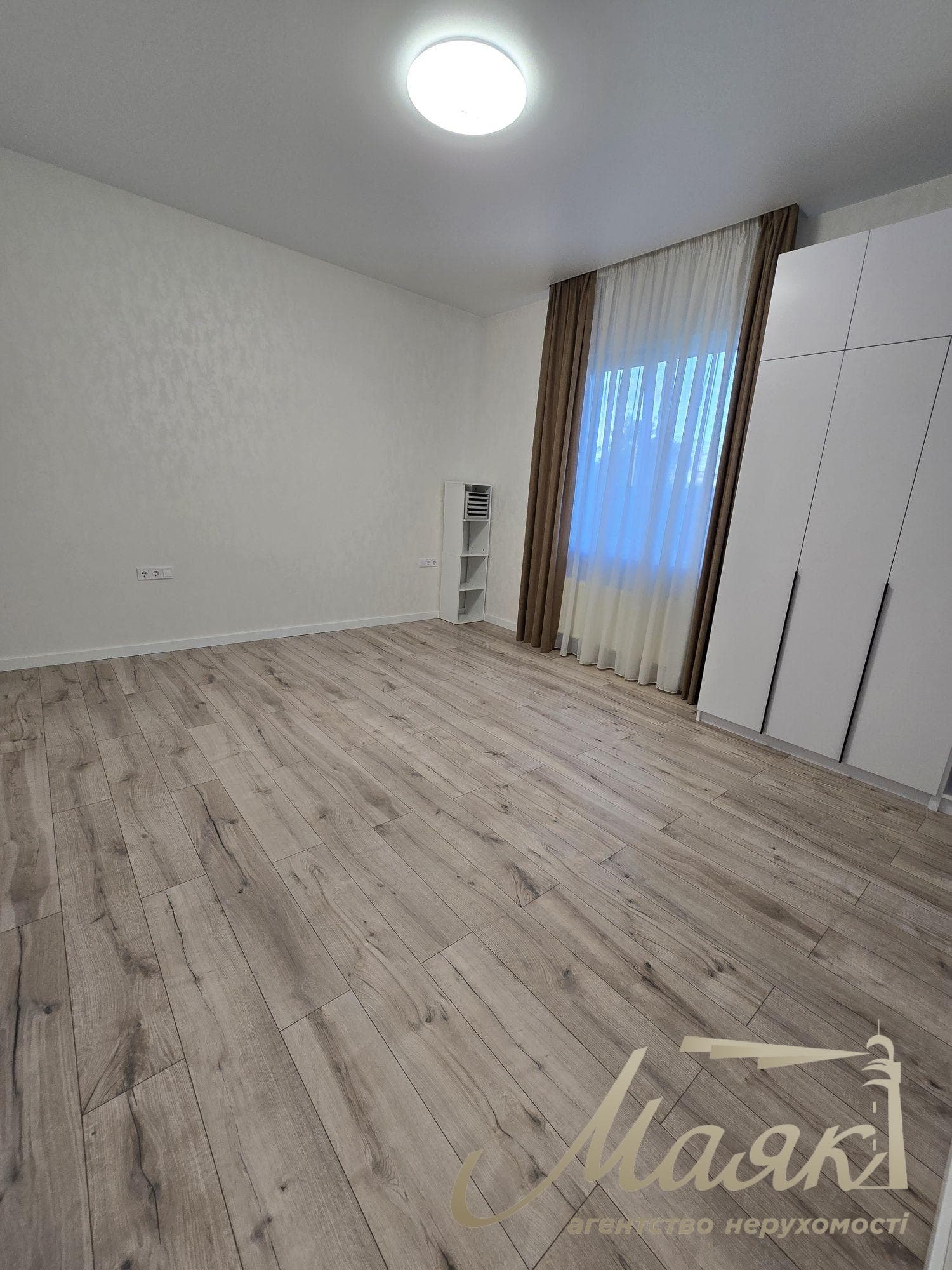 Оренда сучасного будинку площею 137 м² з каміном та терасою в Козині