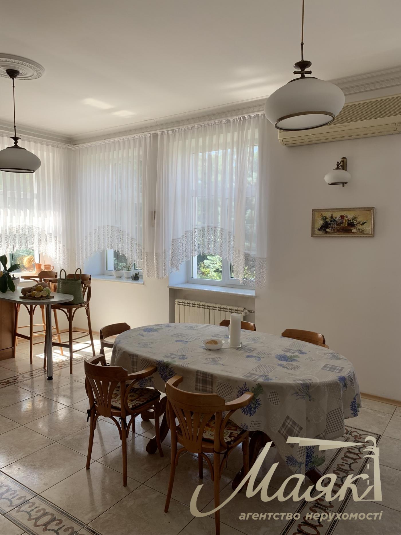 Rent 3-storey house 492,7m2, Lesniki