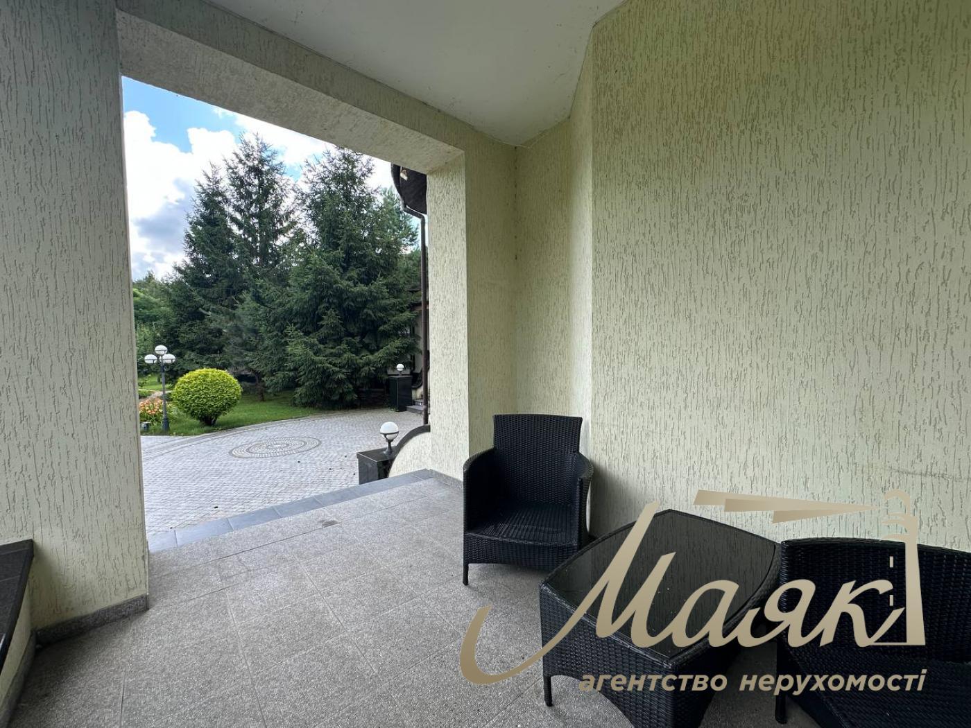 Оренда резиденції з двох будинків на 60 сотках землі в Хуторі Мриги, Голосіївський район, Київ.