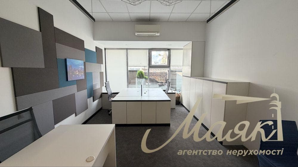 Оренда офісу площею 346 м², район Цирку, станція метро «Університет», бізнес-центр «Європа Плаза», центр Києва.
