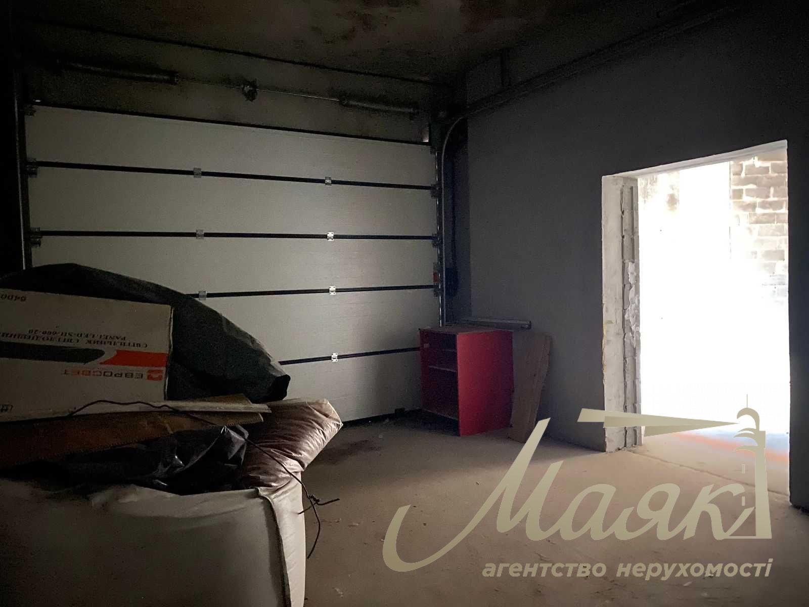 Аренда фасадного помещения 318 м² с рампой и парковкой — отдельностоящее здание