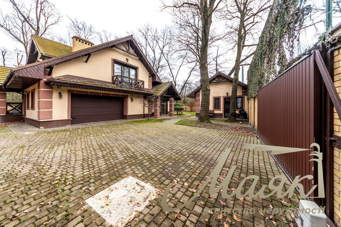 For sale house 400m2 in the village. Romankov, suburbs of Kiev, 18 acres, 8 km to Kiev, in Obukhiv district.