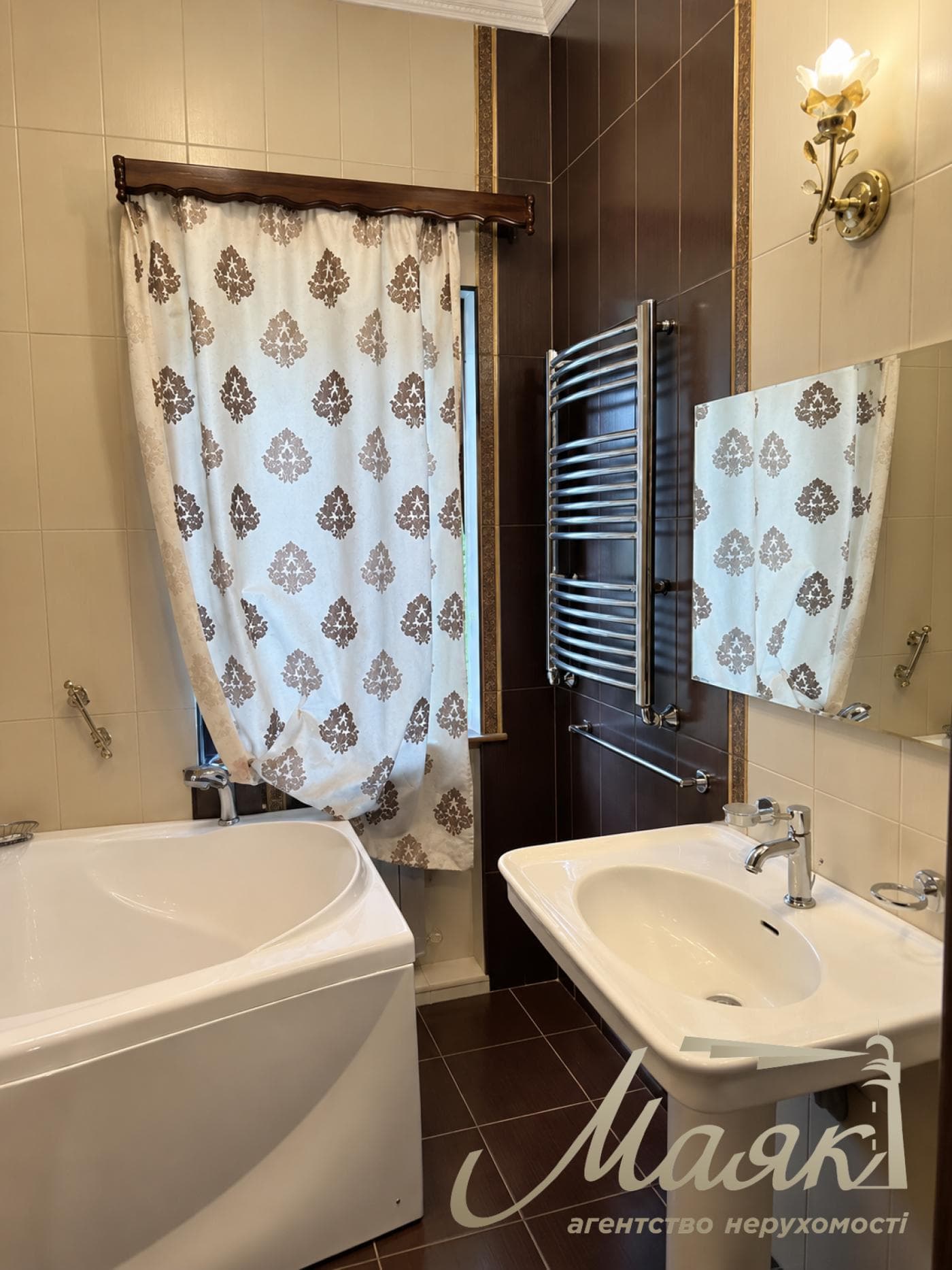 Оренда будинку площею 595 м² у с. Козин/Конча-Заспа, 30 соток, вихід до річки, сауна, басейн-купіль, Київська область, Обухівський напрямок.