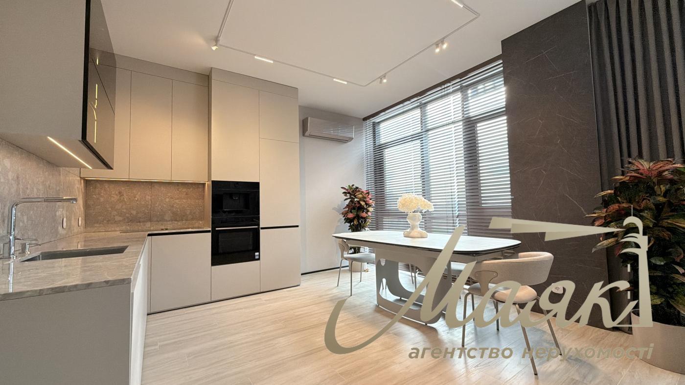 For sale 3-room apartment Residential Complex Novopecherskie Lipki, Dragomirova str.