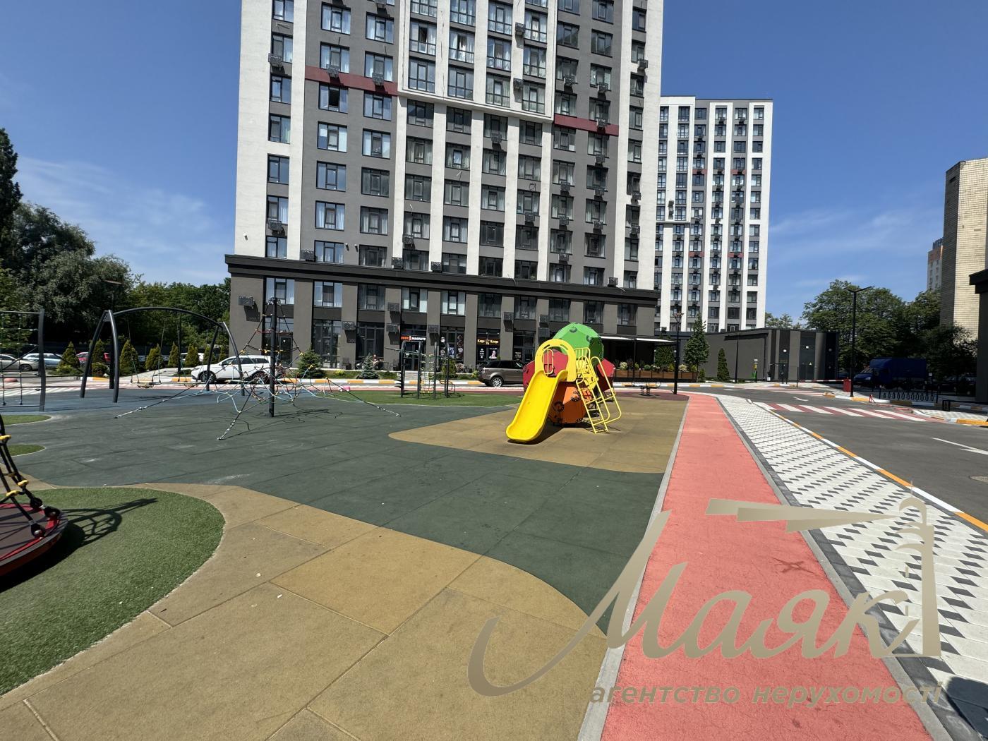 Аренда фасадного помещения 213 м² в ЖК "Сучасний квартал", Отрадный, Соломянський р-н.