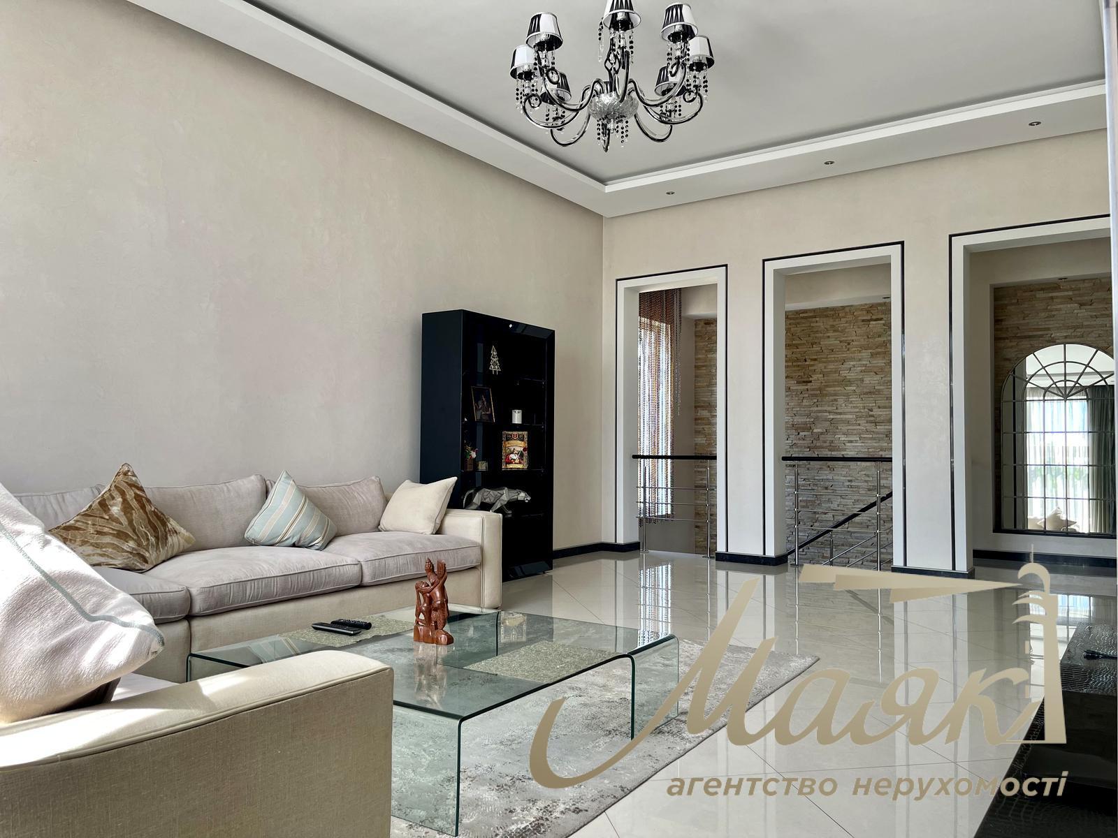 Оренда двоповерхового будинку 435 м² у с. Лісники, КМ "Зелений Гай".