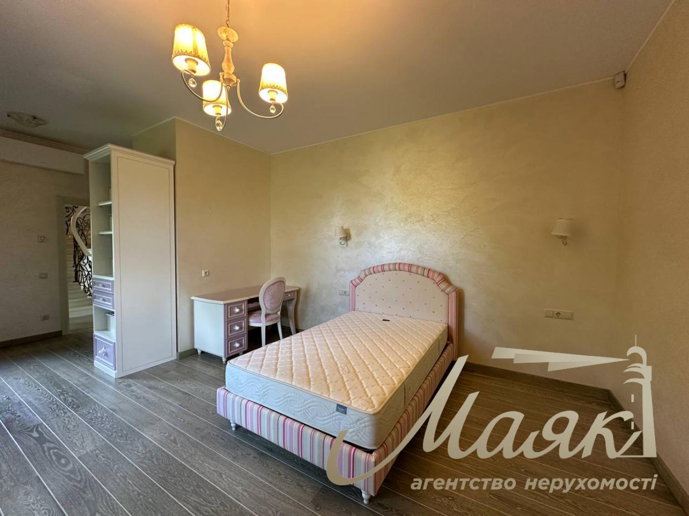 Оренда резиденції з двох будинків на 60 сотках землі в Хуторі Мриги, Голосіївський район, Київ.