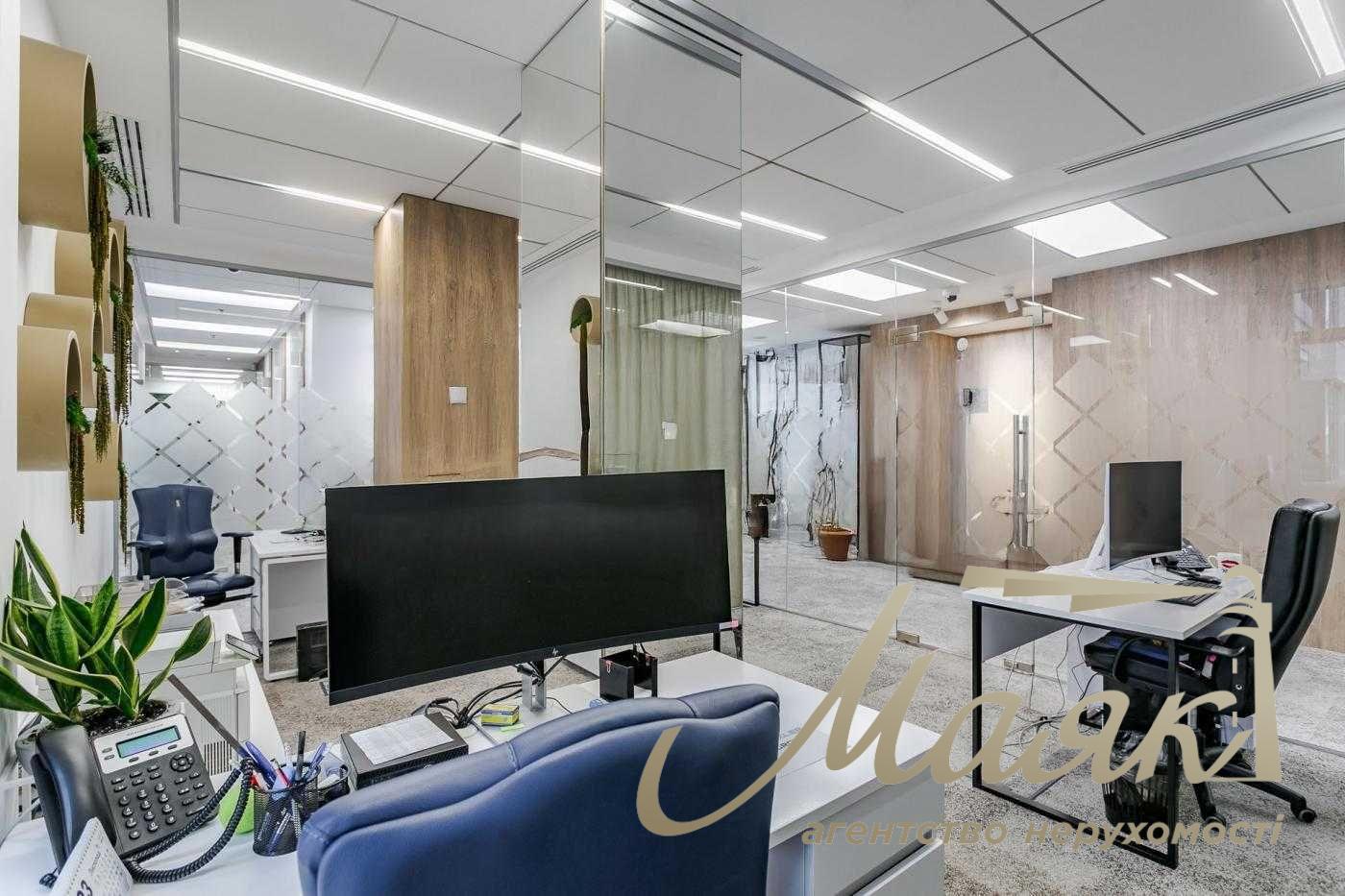 Office for rent 550 m2 in the center, metro station Arsenalna BC class A