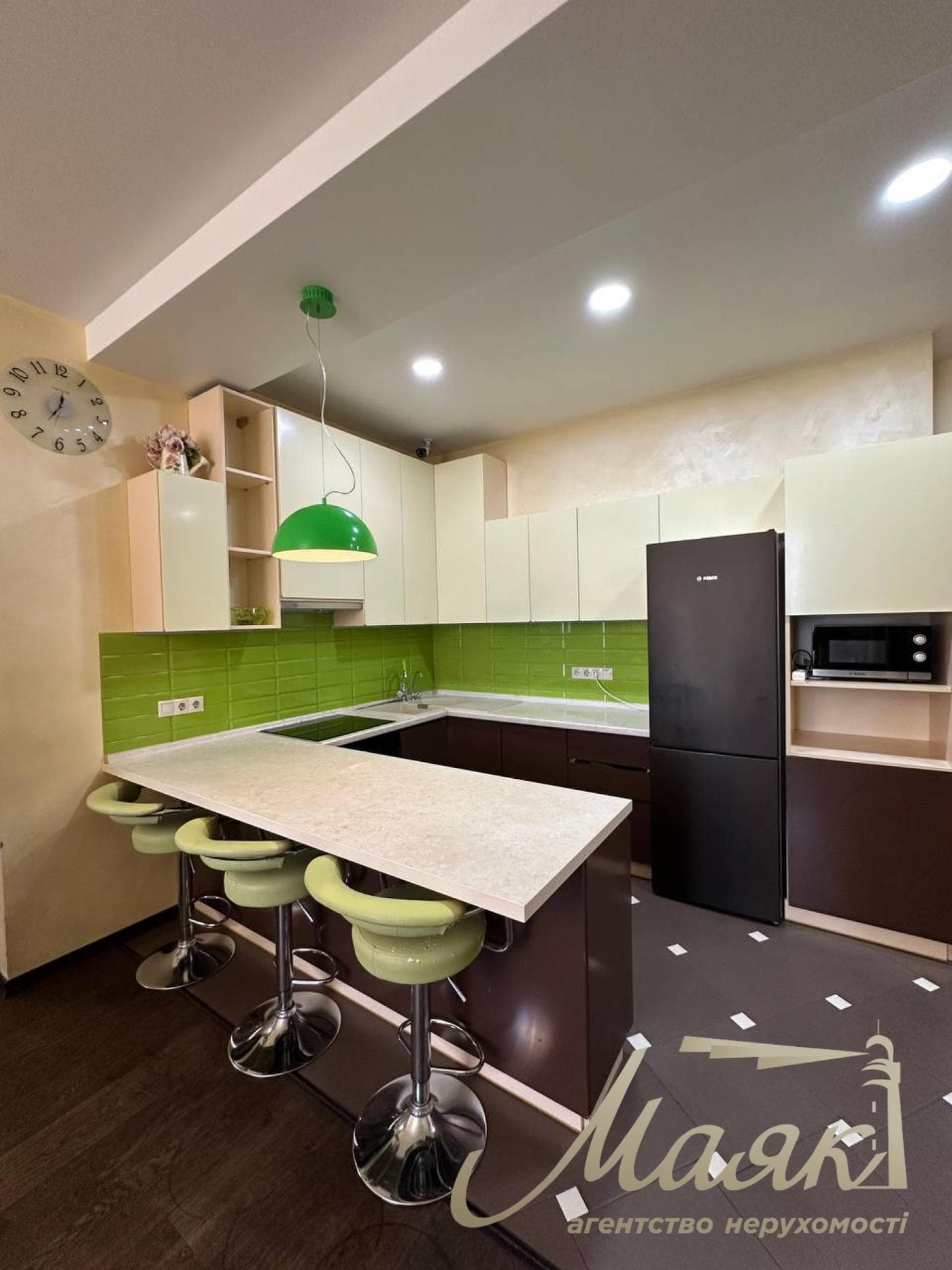 Rent a three-bedroom apartment in the Novopecherskie Lipki residential complex, Verkholyad