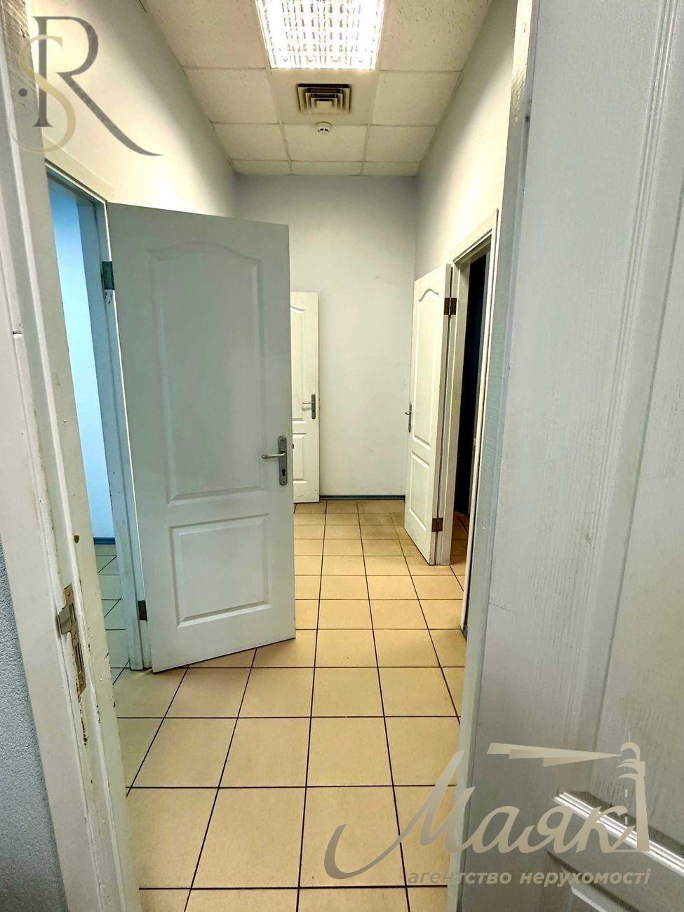 Продаж фасадного приміщення метро "Позняки"