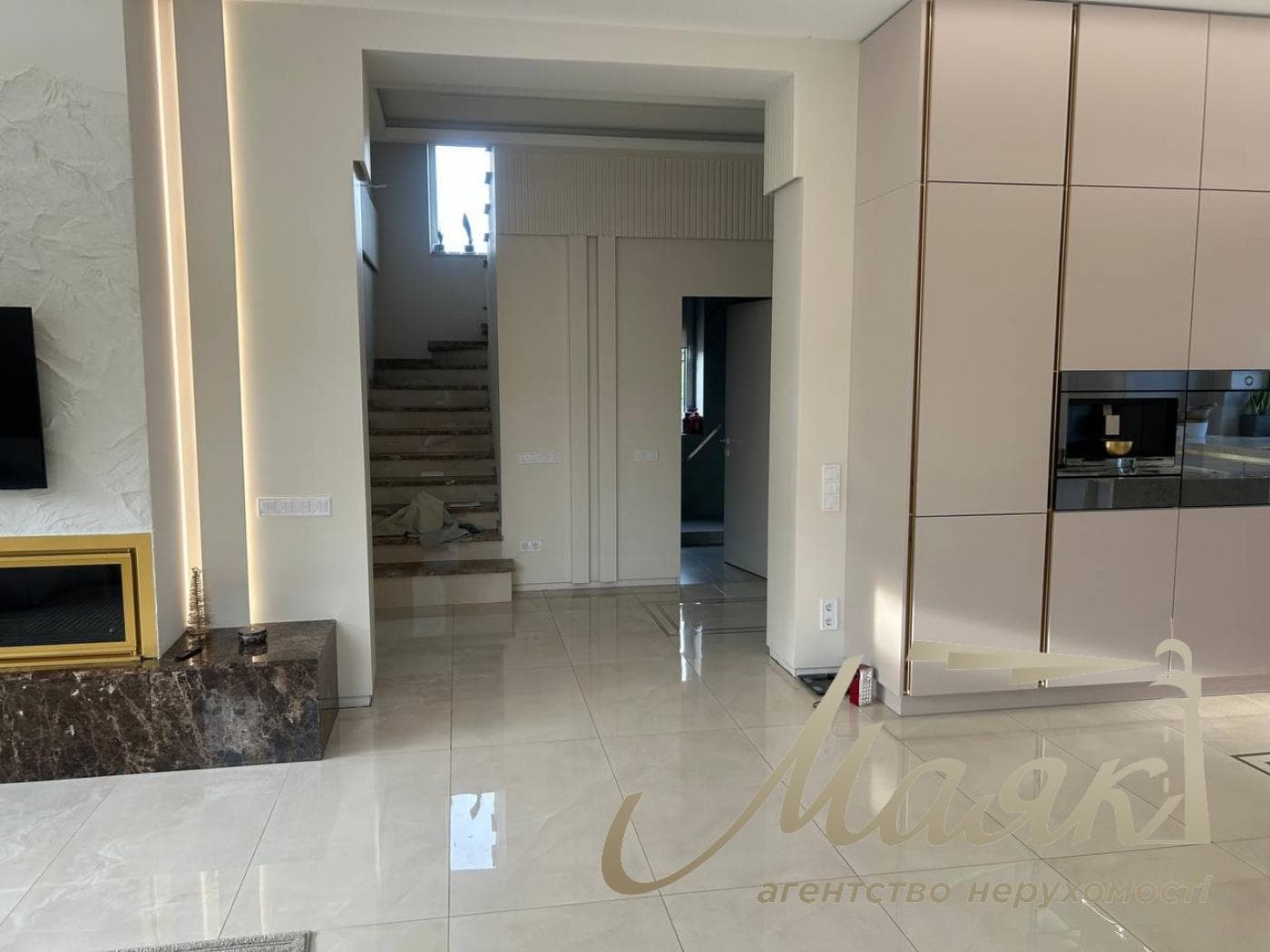 Продаж двоповерхового будинку 274м2 у Лісниках поруч з Equides Club
