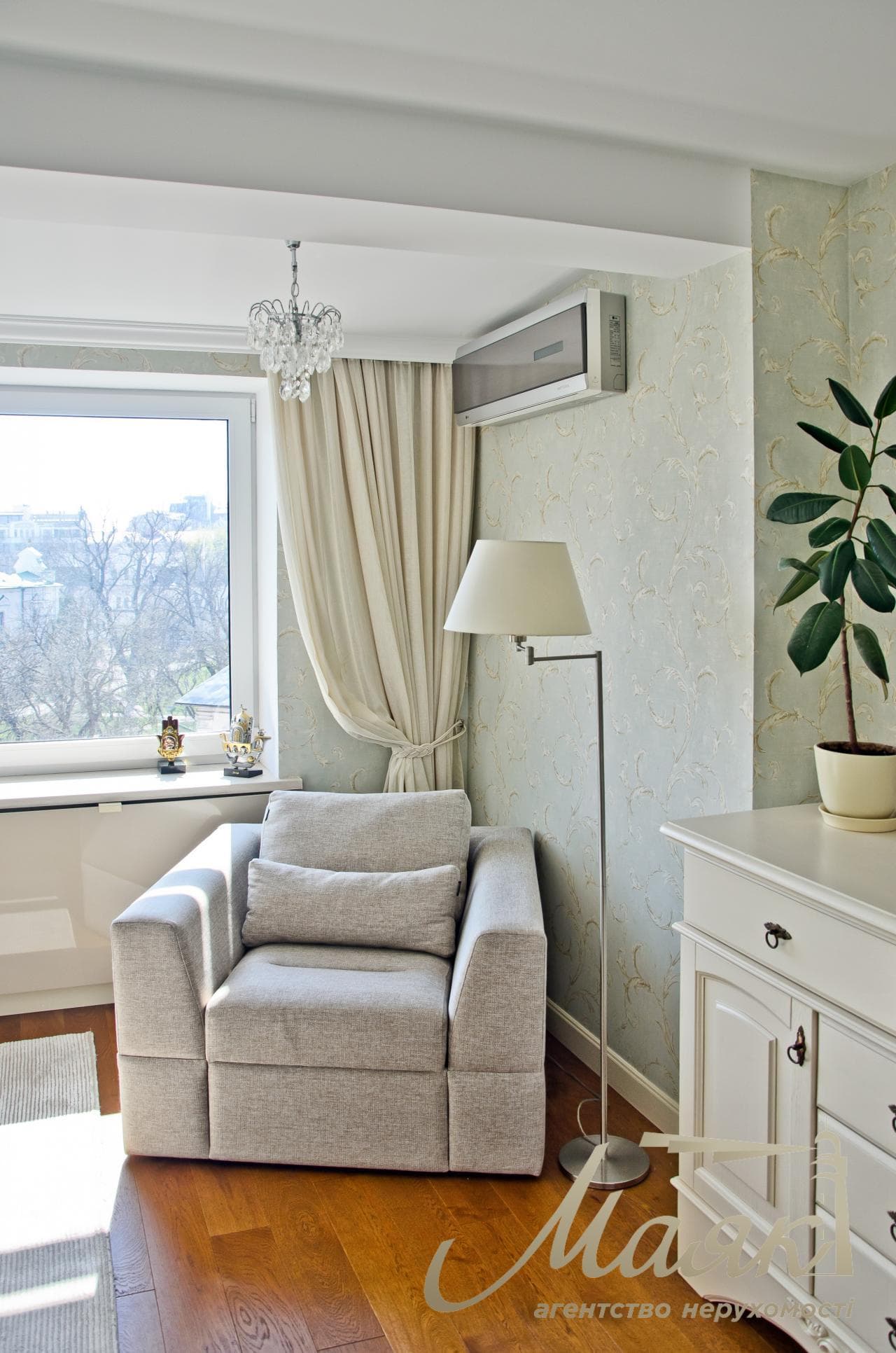 For sale 4-room apartment, Sofiyskaya Square