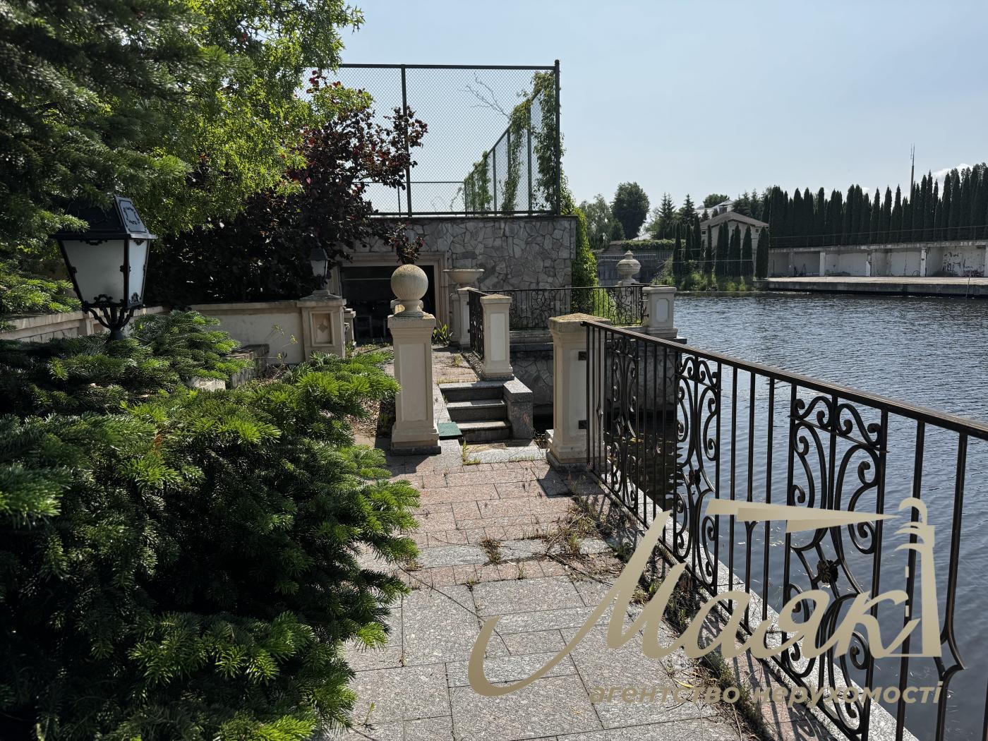 Продаж будинку біля води 1200 кв.м у Кончі-Заспі | Свій пляж і вихід до води