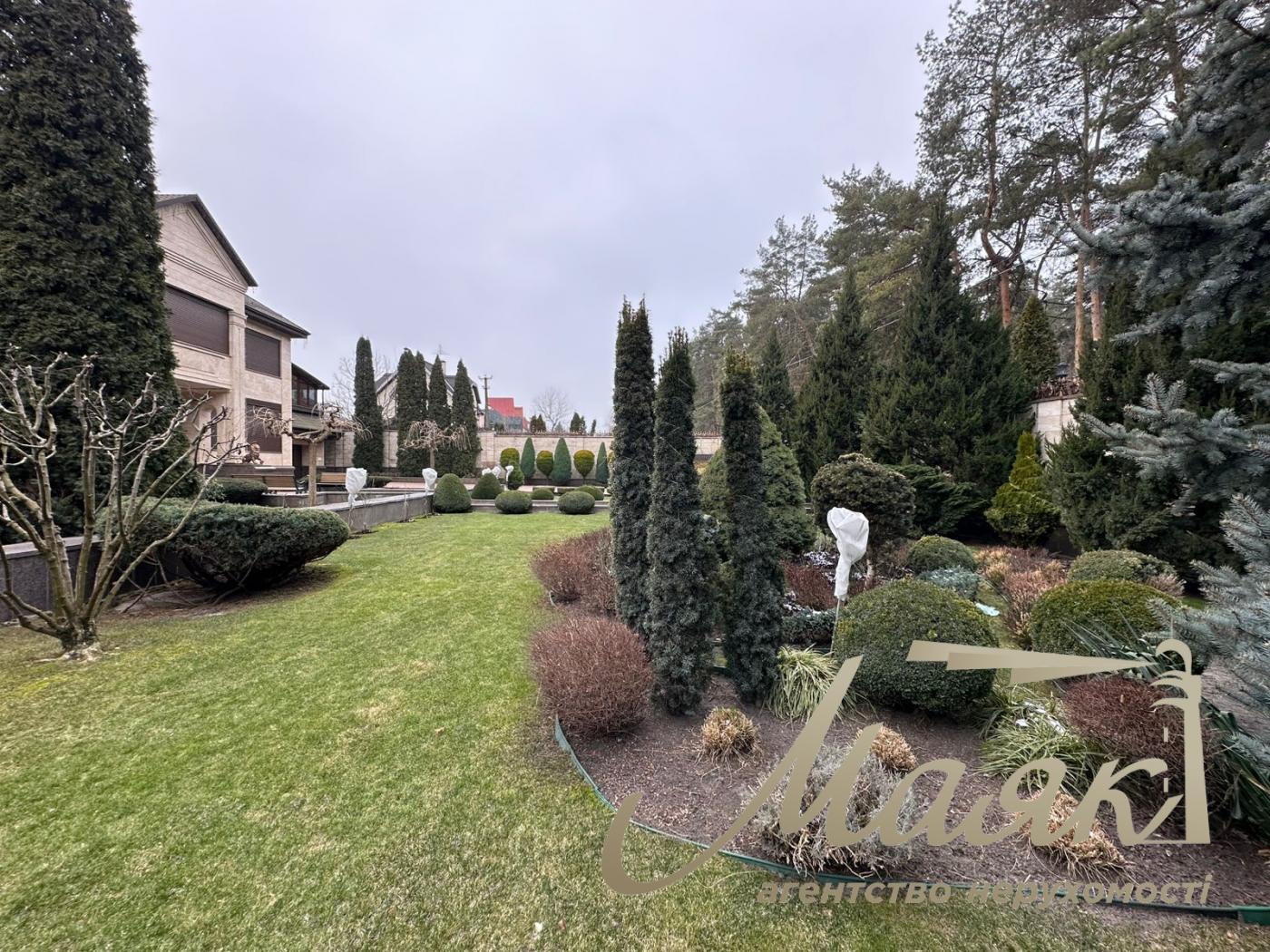 We offer for sale a luxurious house in Petropavlovska Borschagovka, Kiev, just 3 minutes from the city.