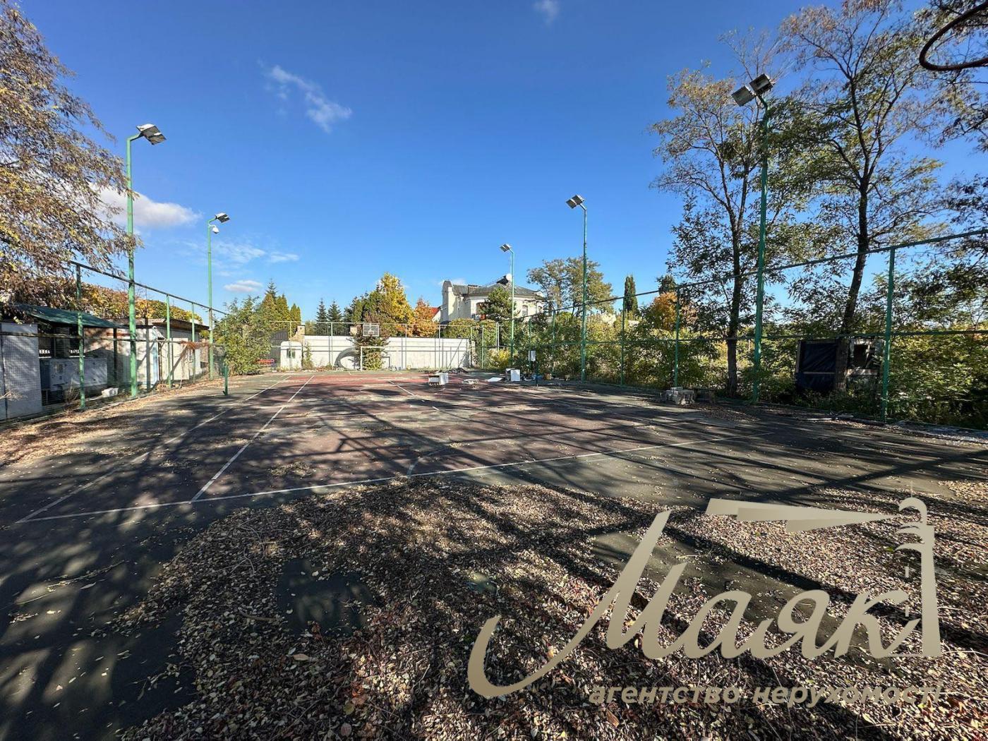 Sale of a plot with access to the Dnieper River. In the city on the Dam.