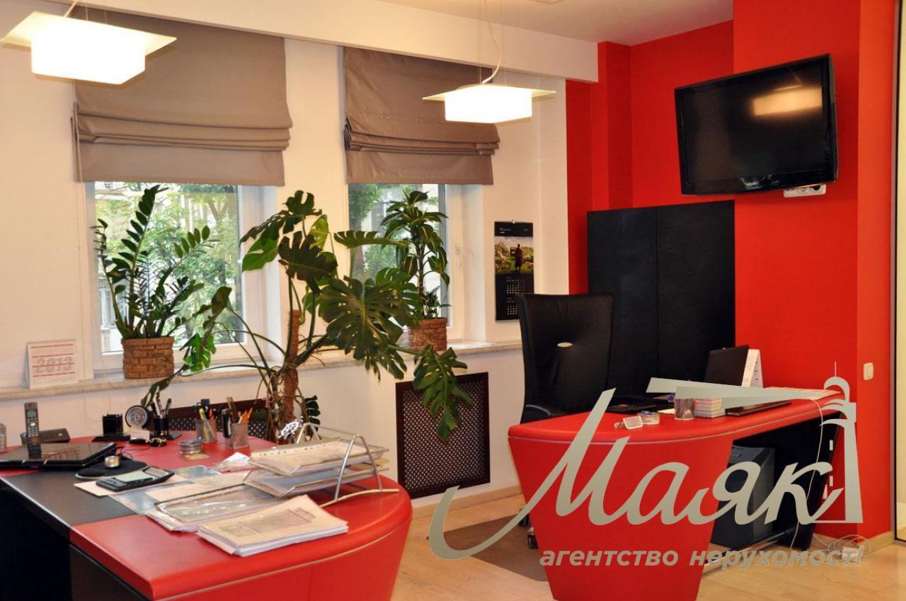 For sale is a respectable office of 178 sq.m. near Mariinsky Park on Grushevskogo Street 9A!