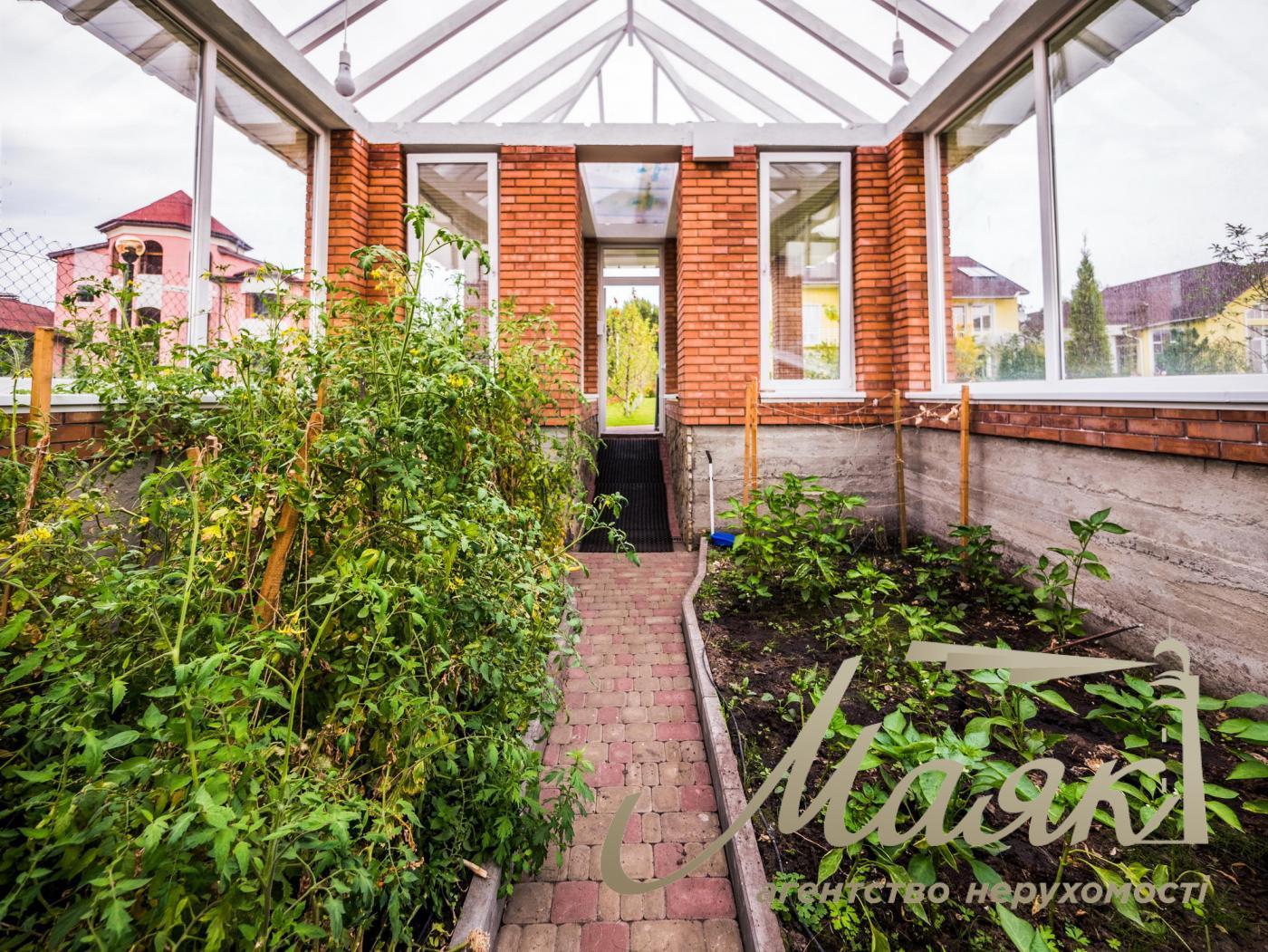 Rent of 3-storey house (840m2) s.Kozin