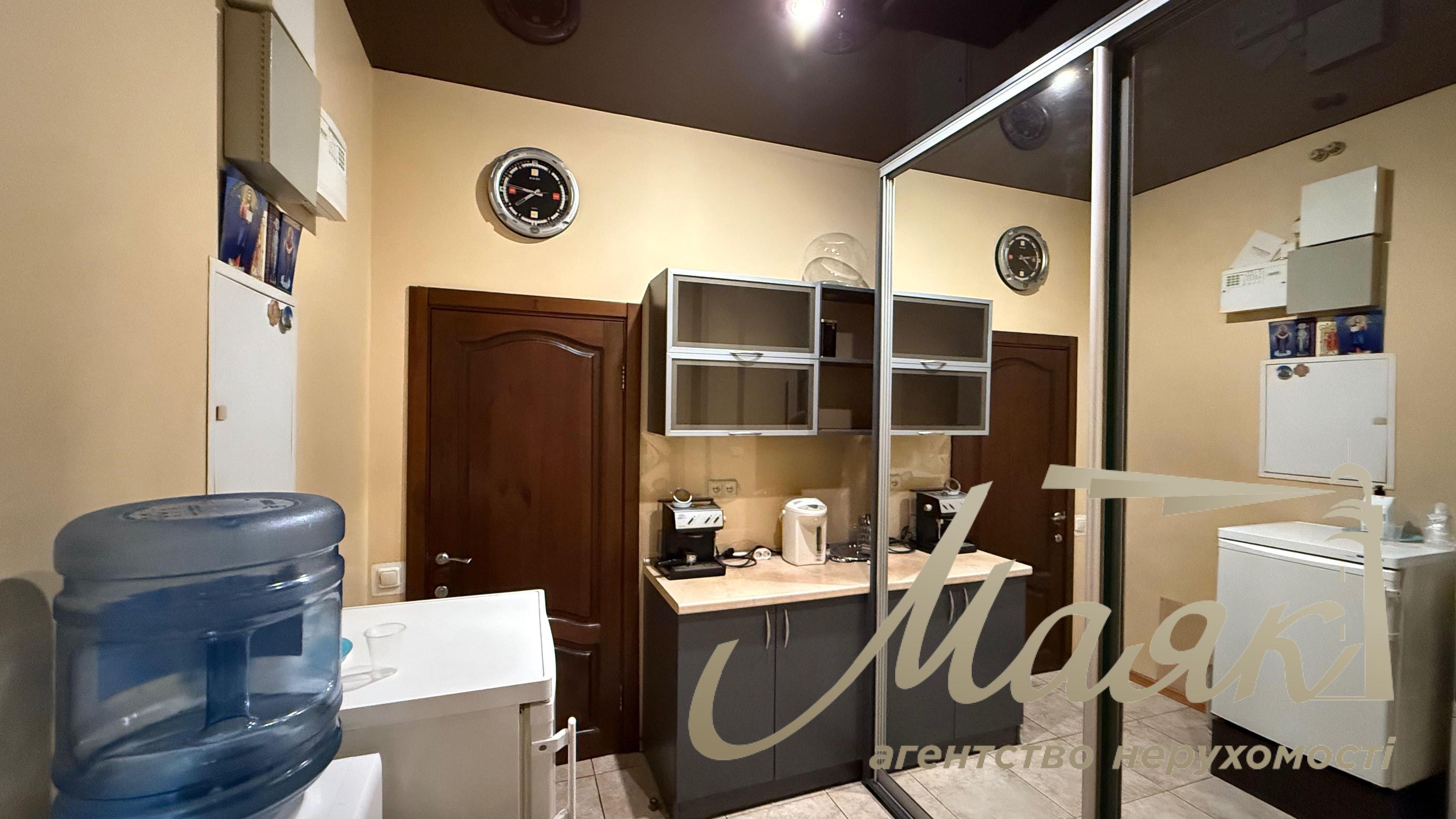 Продаж комерційного приміщення, 213 м2 , вул. Ділова