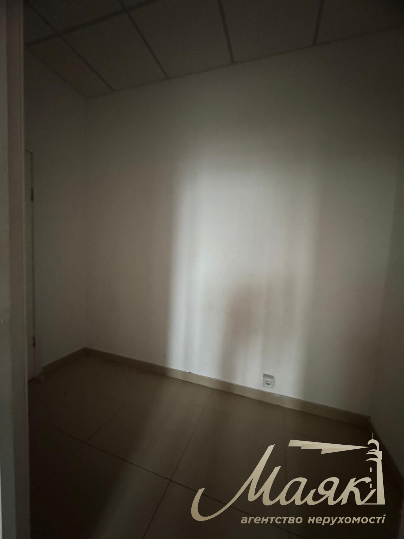 Rent a facade premise 81,7 m in Residential Complex "Seven" with renovation