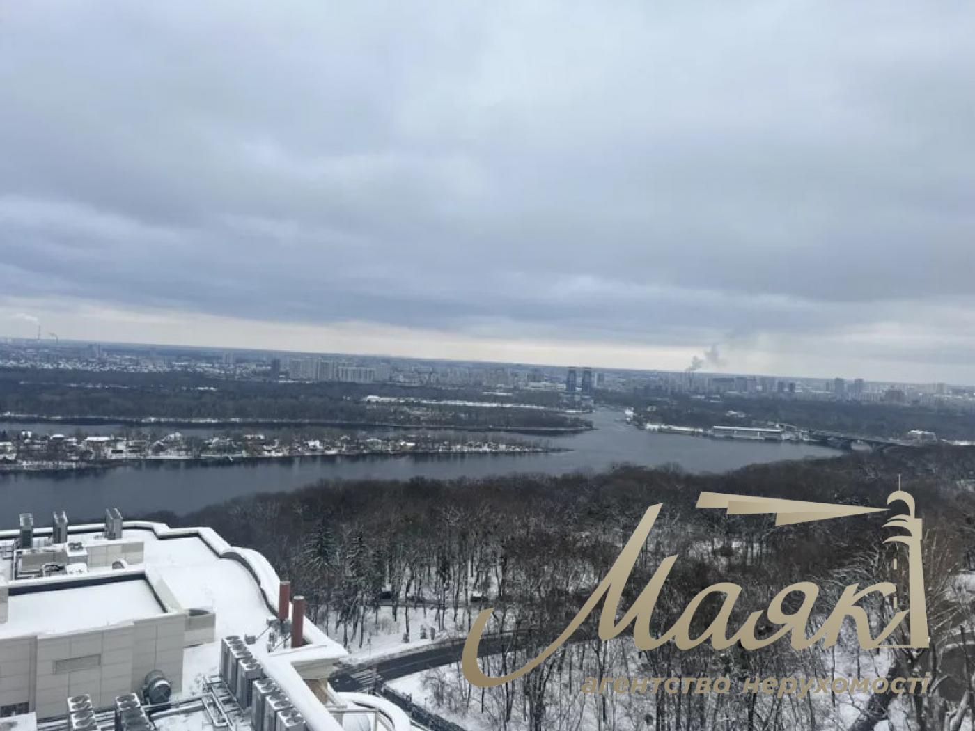 Rent 3-room apartment 198m2 st. Grushevskoho 9A
