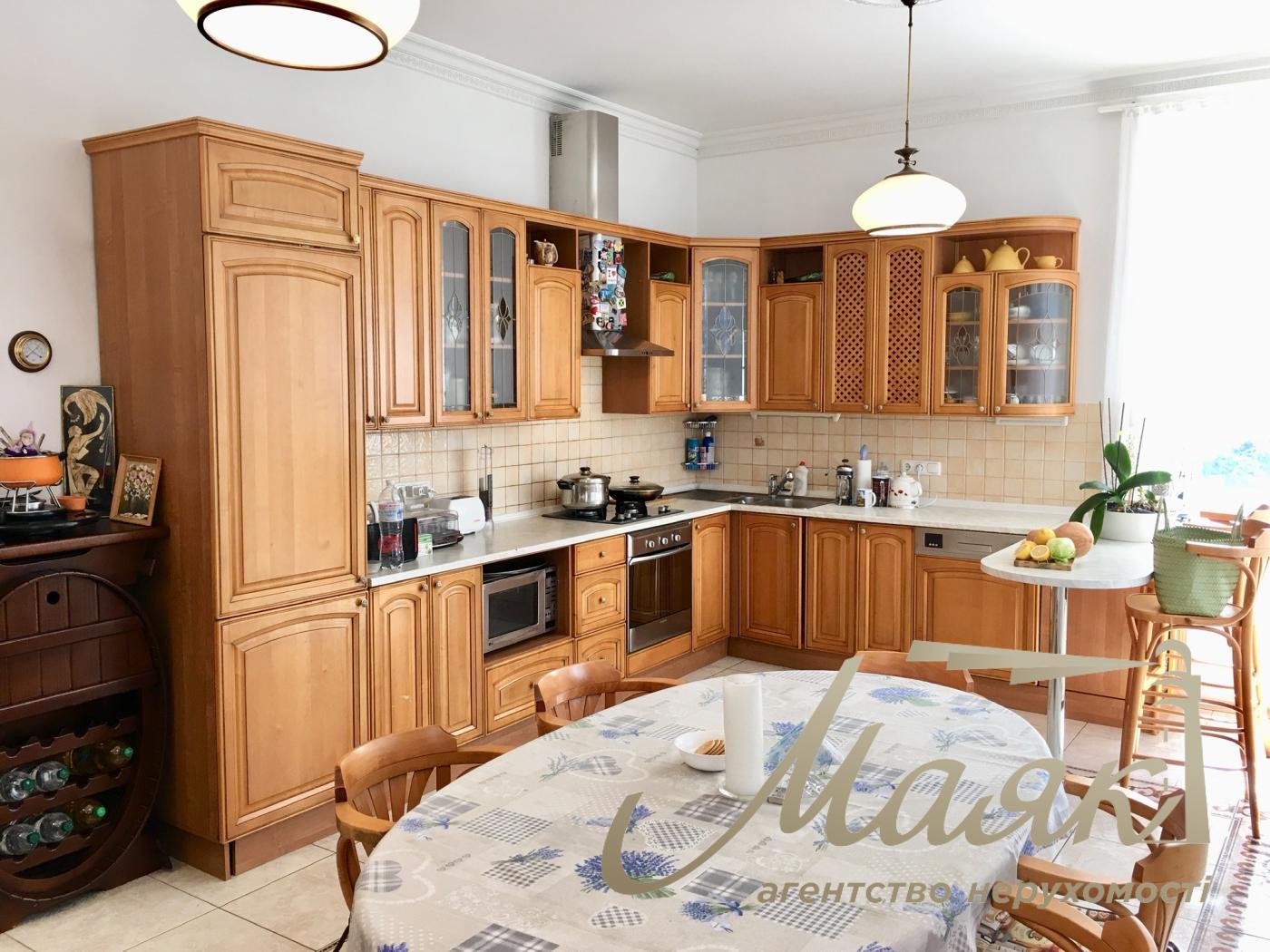 Rent 3-storey house 492,7m2, Lesniki