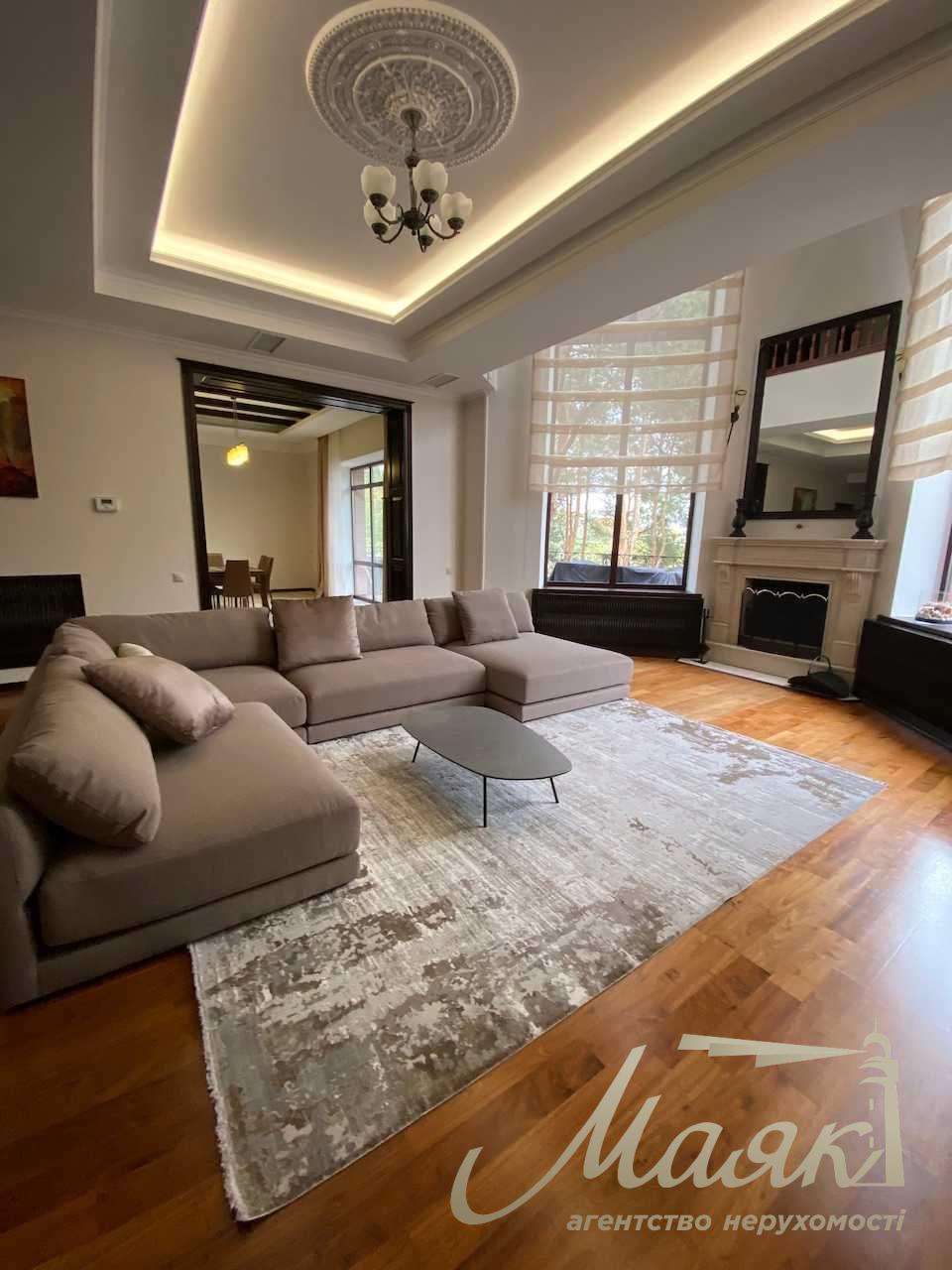 Оренда будинку з басейном у Лісниках, з приголомшливою ділянкою.