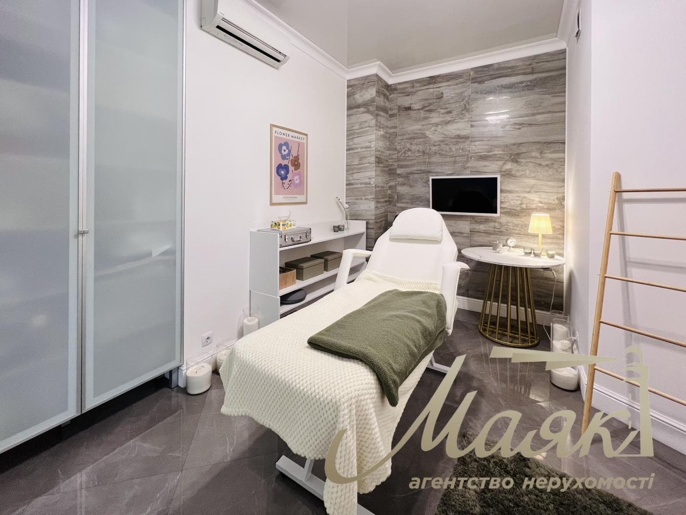 Продаж багатофункціонального комерційного приміщення 80 м², ЖК "Бульвар Фонтанів" ул. Патріса Лумумби, 6/1, Печерський район, Центр Києва.