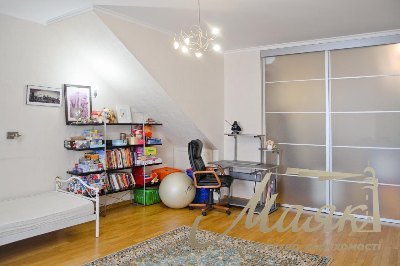 For sale 4-room apartment, Sofiyskaya Square