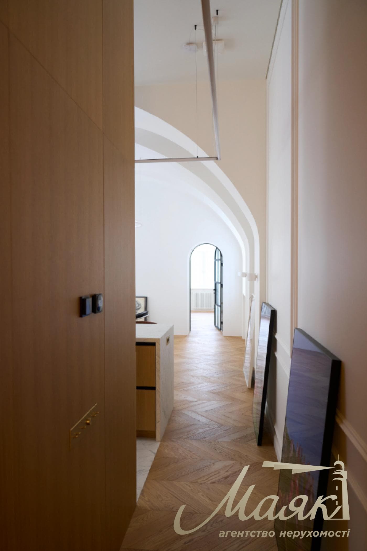 Rent 4-room apartment, stm. University, Ivan Franka str., 42, Center, Kiev