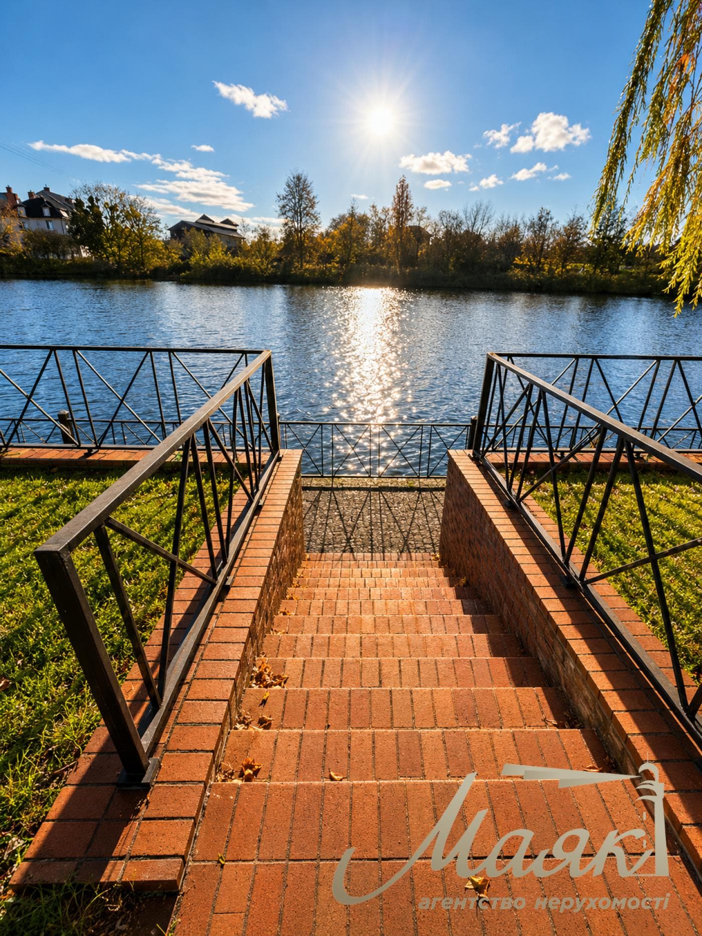 For sale: a 570-square-meter residence/house on the banks of the Kozinka River in the village of Plyuty, on a 26-sotok plot of land, Kyiv Oblast, Obukhiv district.