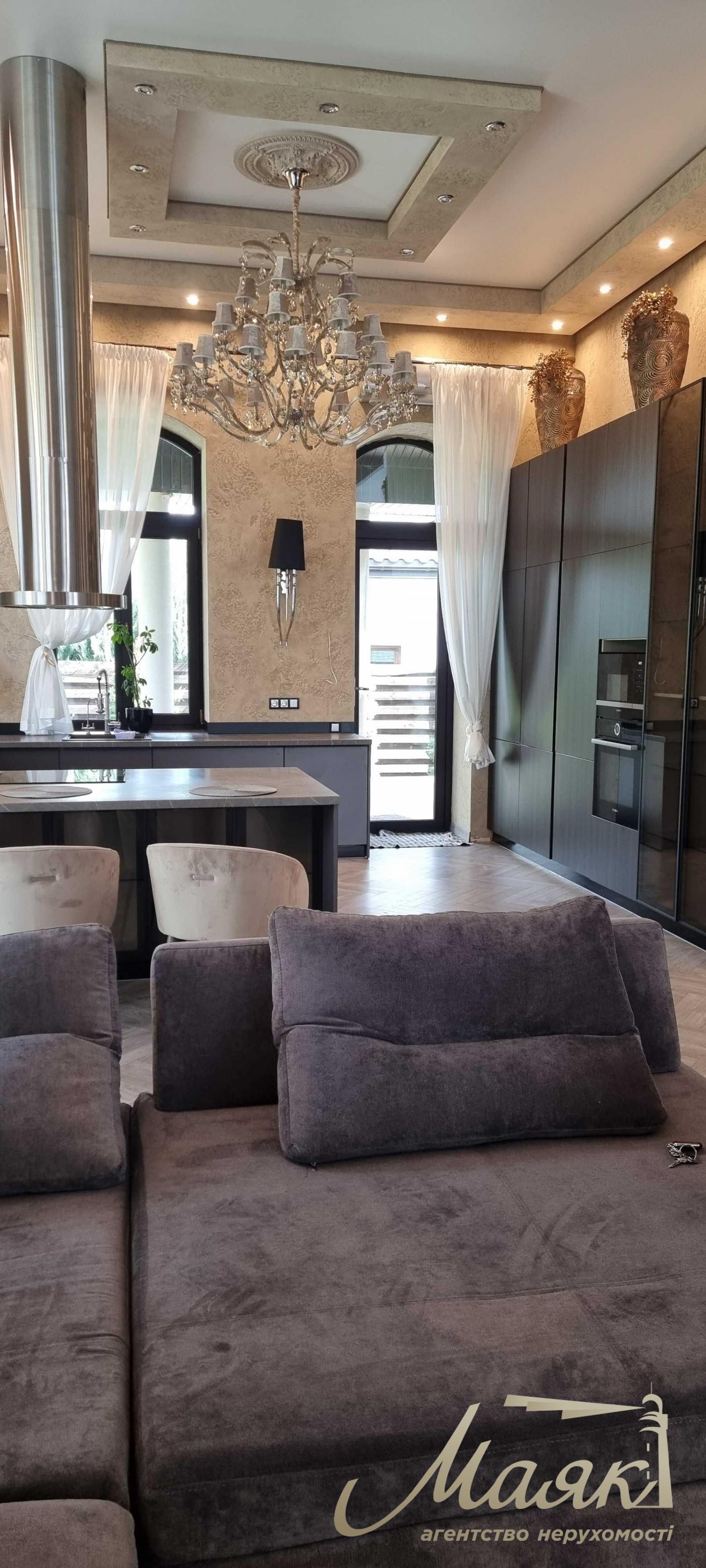 Оренда одноповерхового будинку 250 м² в с. Віта-Поштова в марокканському стилі, Київська область