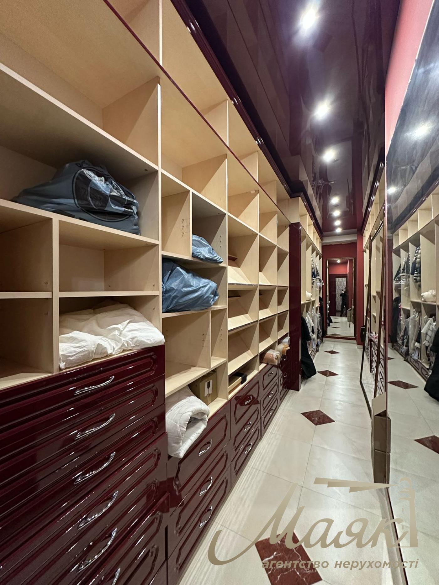 For sale one-storey cottage with access to the lake in the cottage town in the village of New Bezradichi, Obukhiv district.