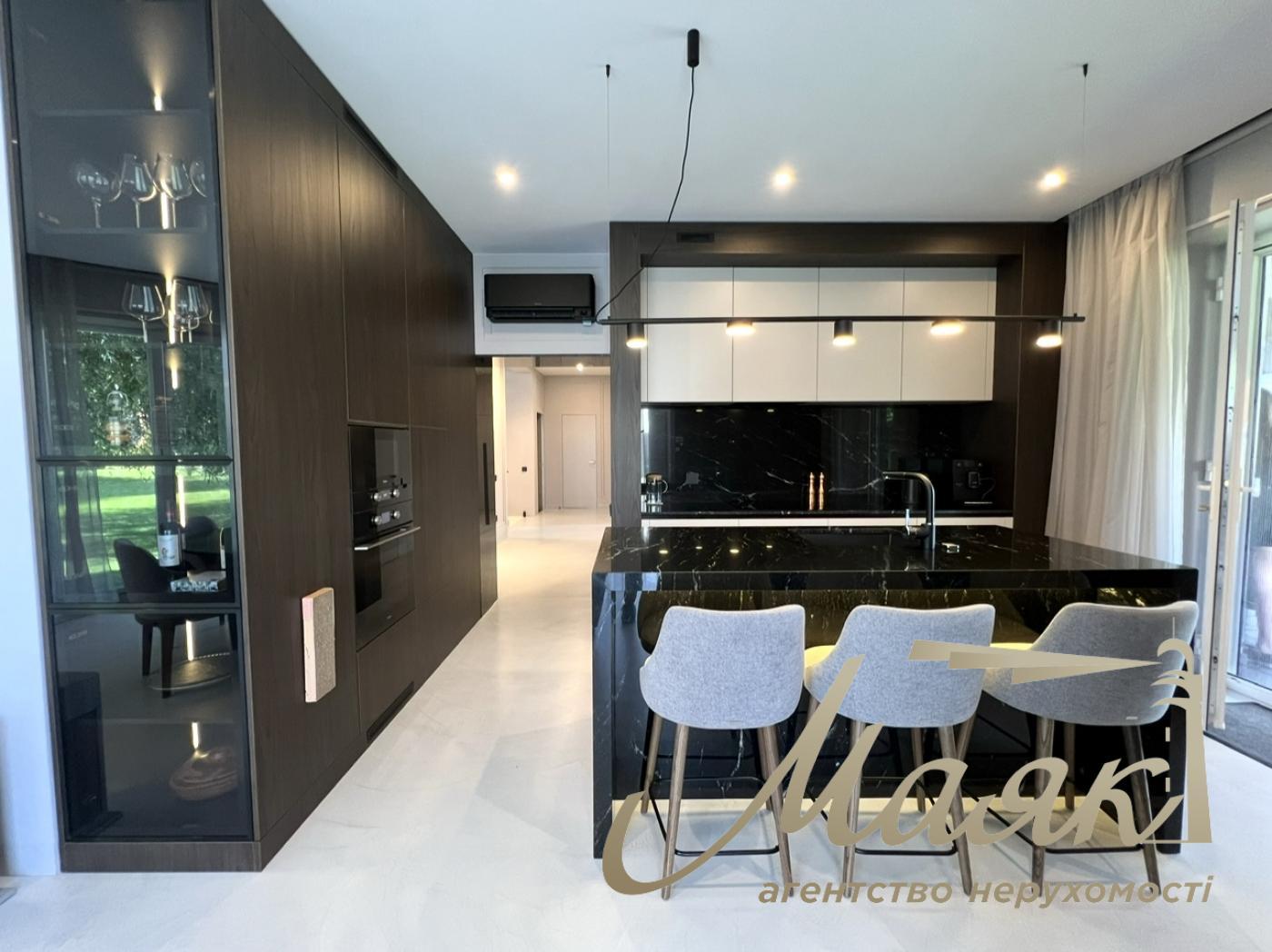 House for sale with designer renovation 356m2 in Ivankovichi