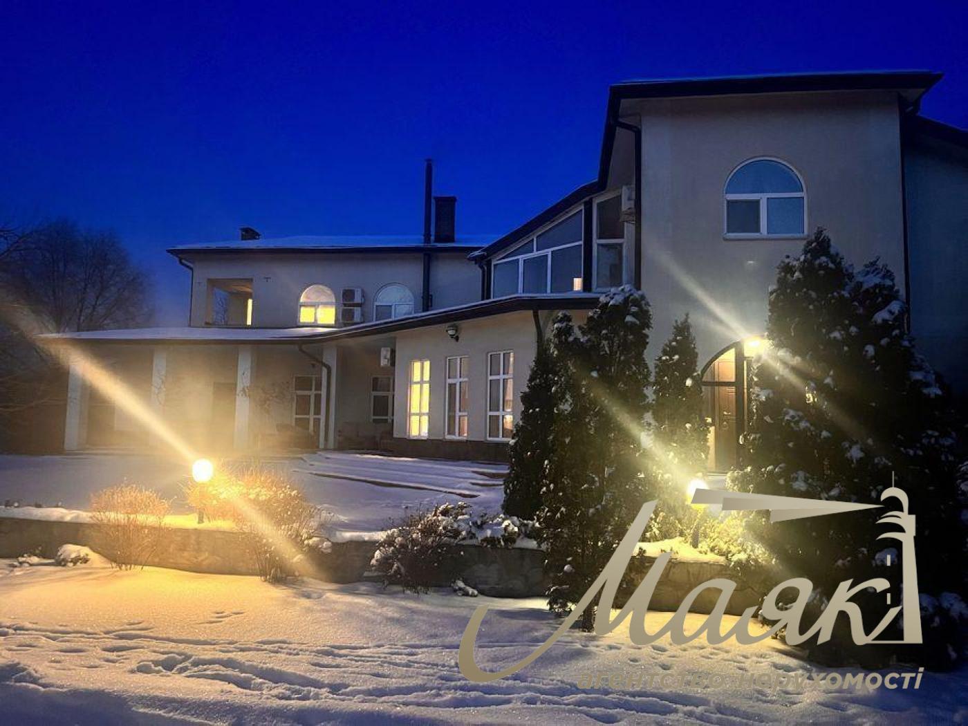 Продажа просторного дома 330м2 с бассейном, 12 соток, рядом озеро и лес в с. Романков.