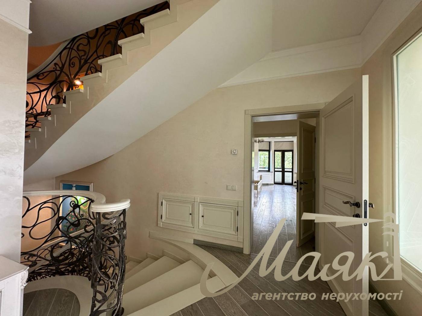 Оренда резиденції з двох будинків на 60 сотках землі в Хуторі Мриги, Голосіївський район, Київ.