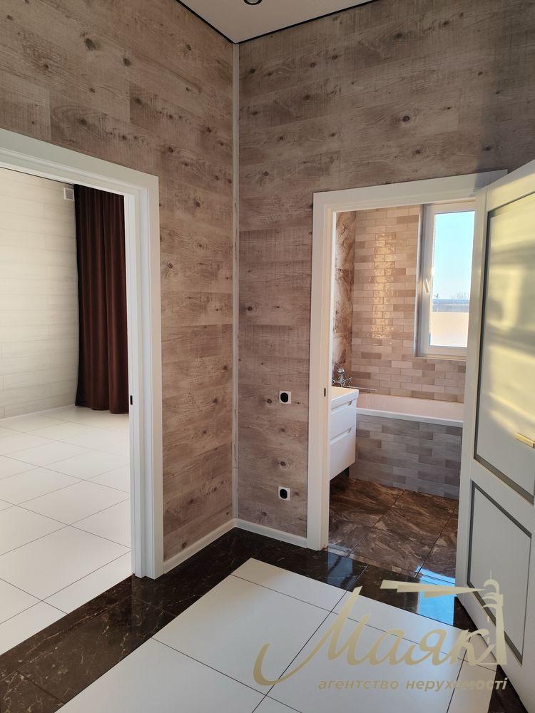 Продаж нового будинку загальною площею 275 м² на доглянутій ділянці 8,7 соток с. Гореничі