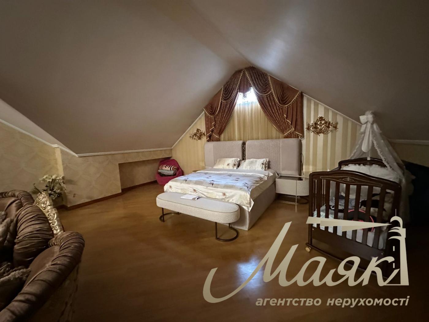 We offer for sale a luxurious house in Petropavlovska Borschagovka, Kiev, just 3 minutes from the city.