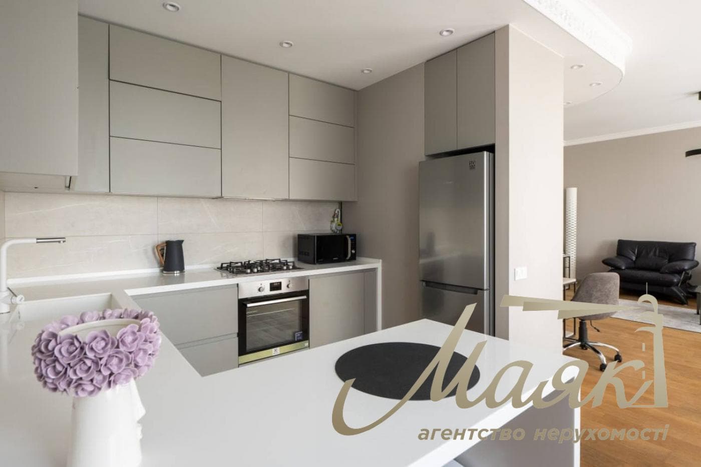 Rent a modern 60-square-meter apartment in the very heart of Kyiv, at 14 Ivana Mazepa Street, Pecherskyi District, downtown Kyiv.