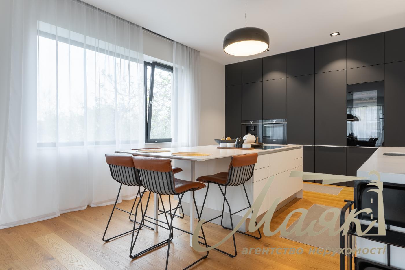 Продаж будинку на Батиєвій горі з розкішним краєвидом, Київ, Центр.